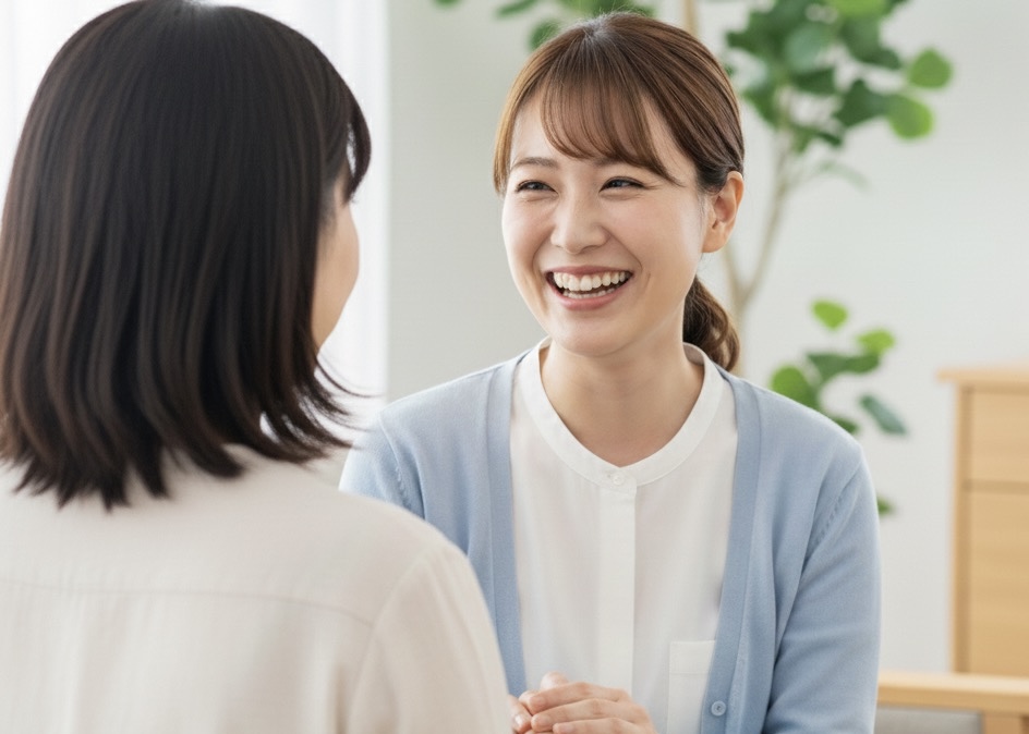 笑顔の女性、水色